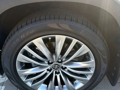 Used 2024 Toyota Highlander Platinum FWD image 17