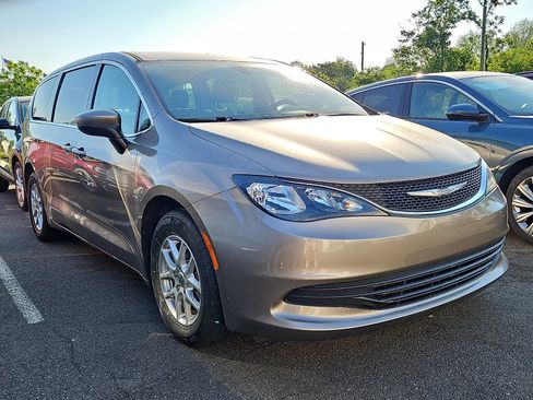 Used 2017 Chrysler Pacifica Touring FWD image 1