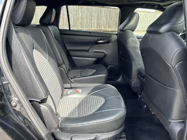 Used 2021 Toyota Highlander XSE FWD image 22