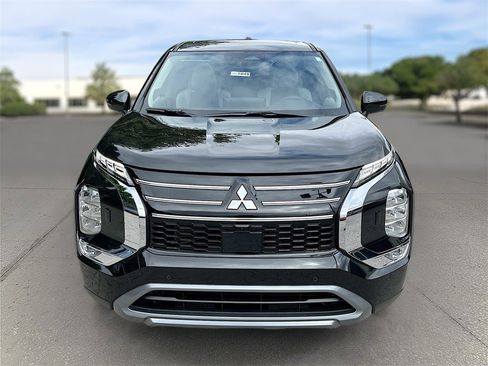 New 2025 Mitsubishi Outlander SE image 2