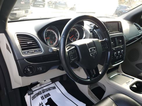 Used 2017 Dodge Grand Caravan SXT image 15