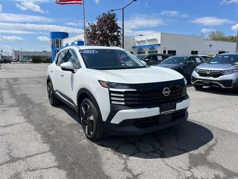 Used 2025 Nissan Kicks SR AWD/4WD image 7