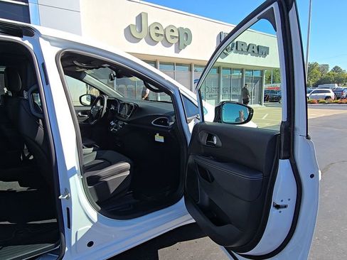 New 2026 Chrysler Pacifica Select image 17