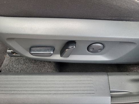 Used 2025 Nissan Rogue SV FWD image 17