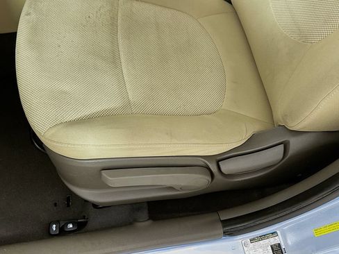Used 2012 Hyundai Accent GLS FWD image 9
