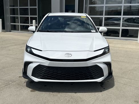 Used 2026 Toyota Camry SE FWD image 3