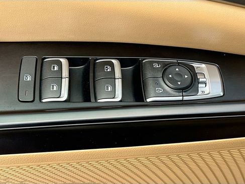 Used 2024 Kia Carnival LX FWD image 17