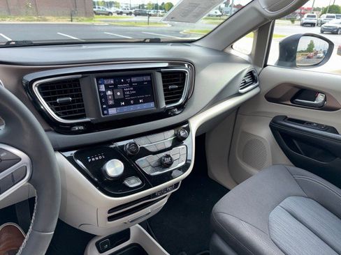 Used 2023 Chrysler Voyager LX FWD image 18
