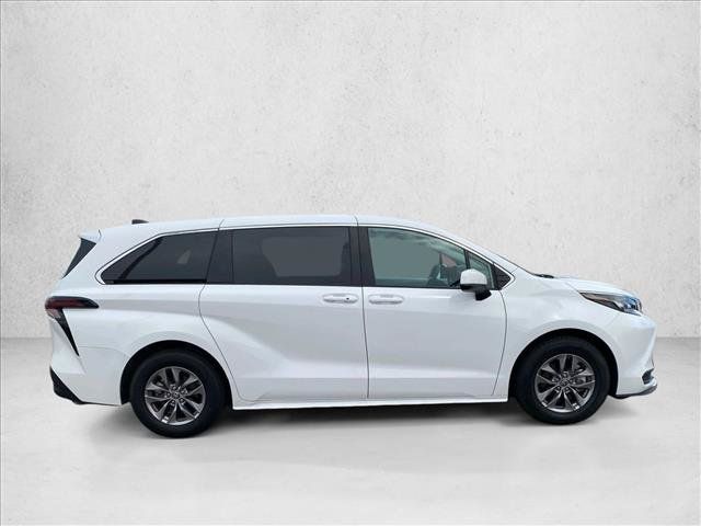 Used 2025 Toyota Sienna LE FWD image 4
