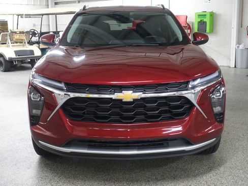 Used 2025 Chevrolet Trax LT FWD image 2