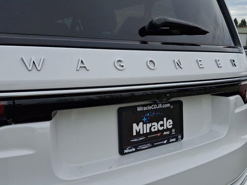 Used 2025 Jeep Wagoneer L 4DR 4WD image 31