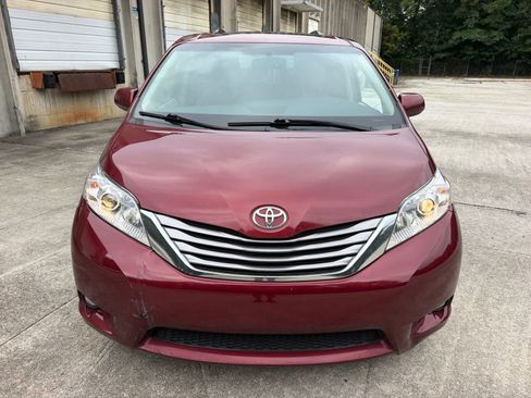 Used 2017 Toyota Sienna XLE Premium FWD image 17
