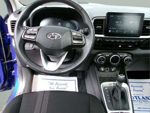 Used 2024 Hyundai Venue SEL image 11