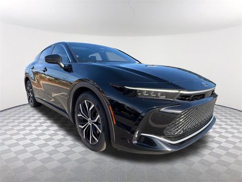 Used 2023 Toyota Crown Limited image 3