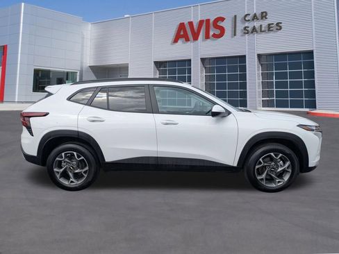 Used 2025 Chevrolet Trax LT w/ LT Convenience Package FWD image 5