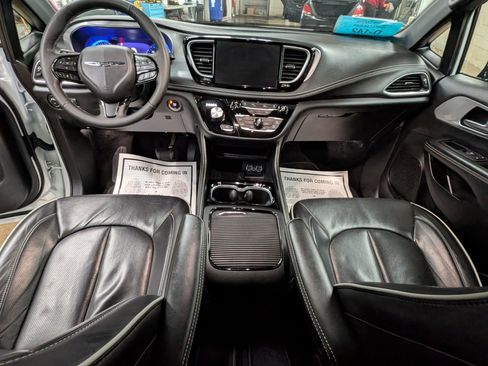 Used 2025 Chrysler Pacifica Limited image 9