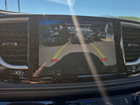 Used 2022 Chrysler Pacifica Touring-L FWD image 24
