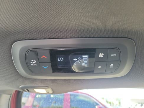 Used 2025 Chrysler Pacifica Limited w/ Trailer Tow Group FWD image 11