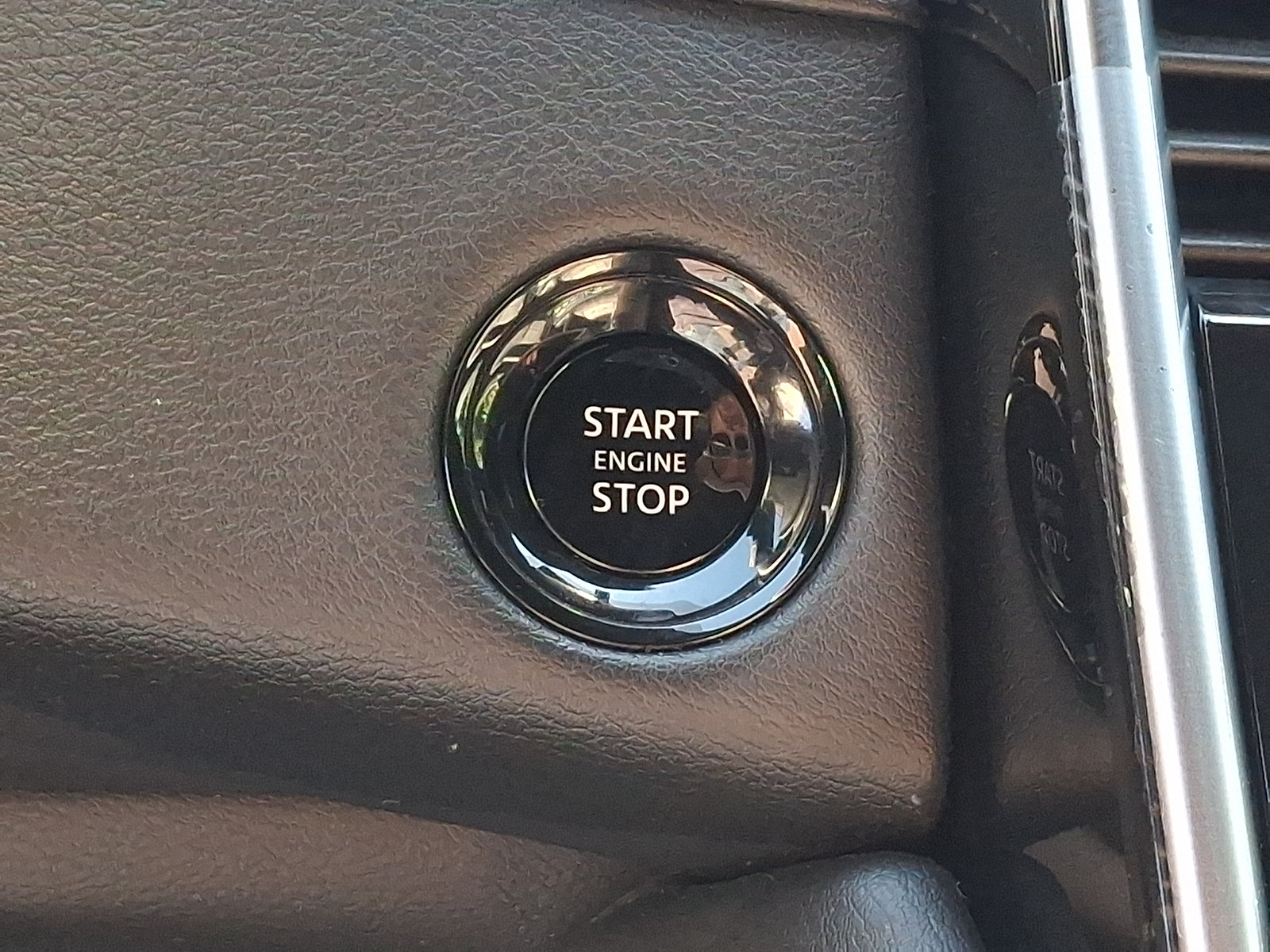 Certified 2025 Nissan Armada SL w/ Captain's Chari Seat Package AWD/4WD image 27