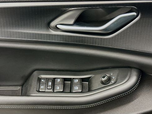 Used 2025 Jeep Grand Cherokee Altitude image 15