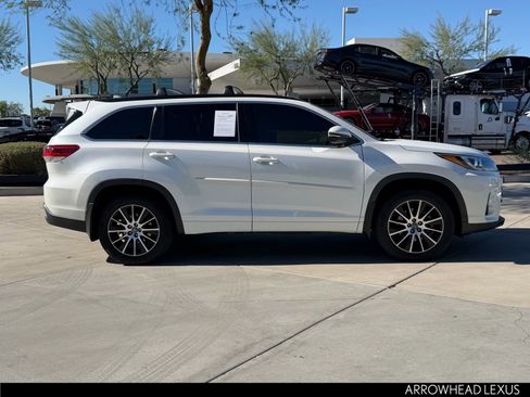 Used 2017 Toyota Highlander SE image 8