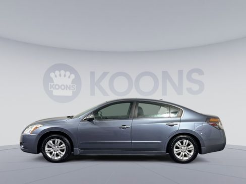 Used 2010 Nissan Altima 2.5 S w/ Premium Audio Pkg image 2