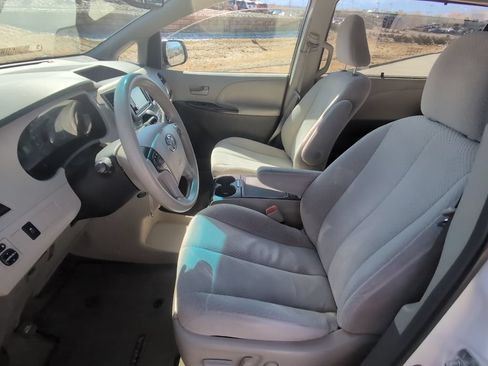 Used 2013 Toyota Sienna LE w/ Towing Pkg AWD/4WD image 11
