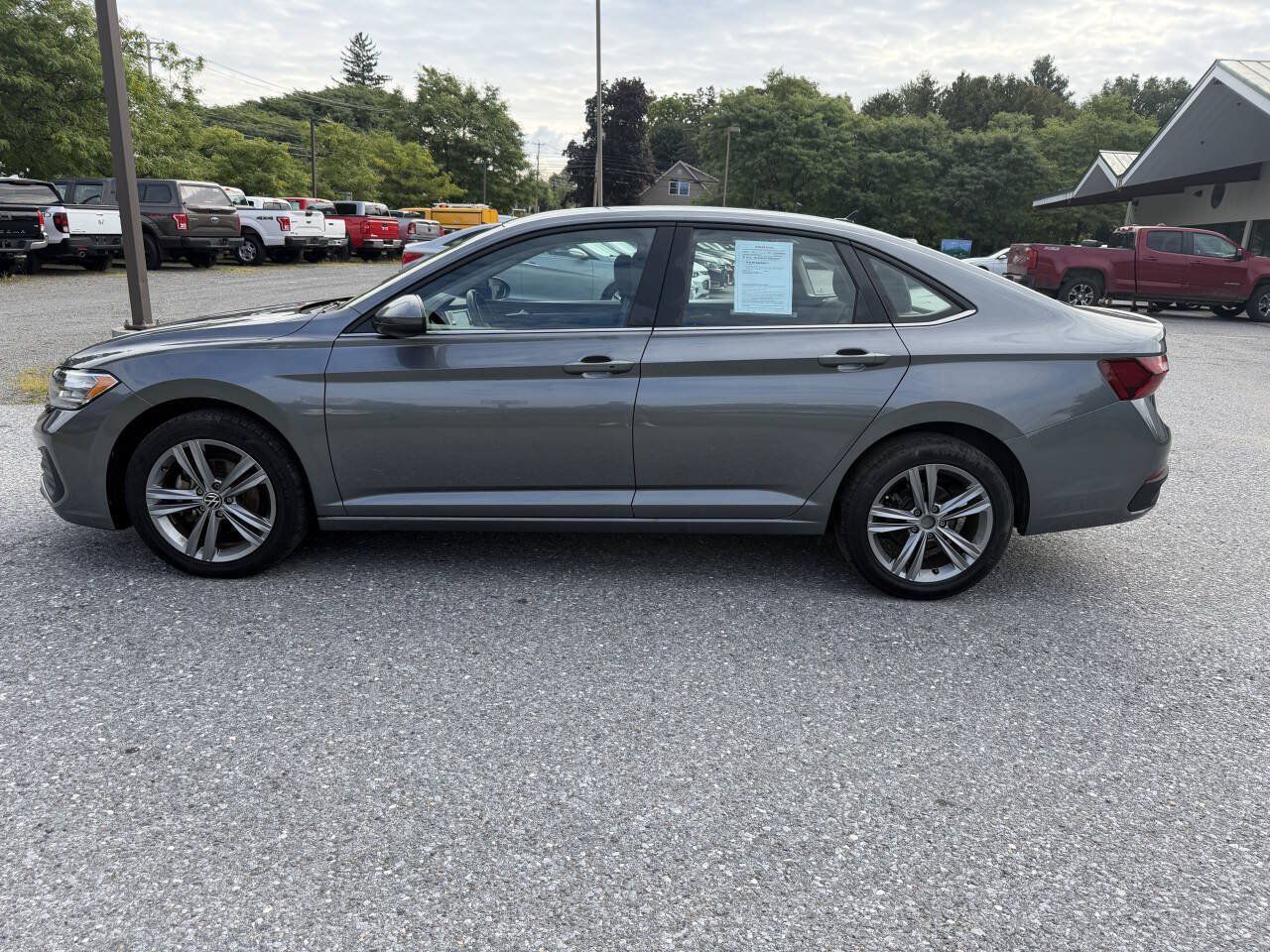 Used 2024 Volkswagen Jetta SE FWD image 2
