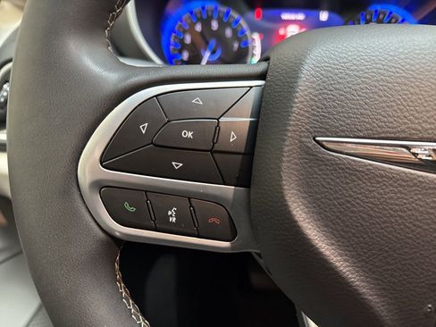 Used 2024 Chrysler Pacifica Touring-L image 25