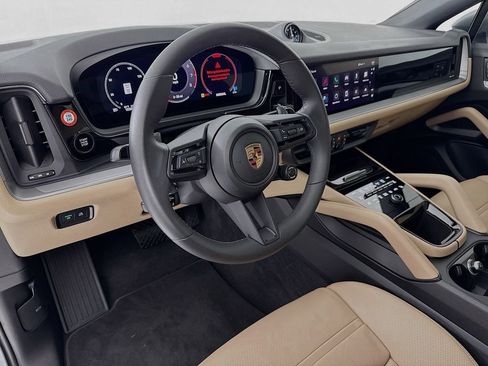 Certified 2025 Porsche Cayenne image 4