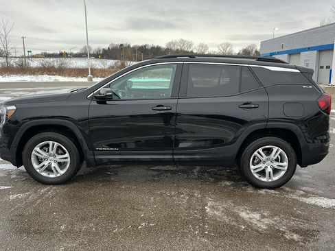 Used 2024 GMC Terrain SLE w/ Driver Convenience Package image 3