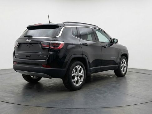 Used 2025 Jeep Compass Latitude AWD/4WD image 9