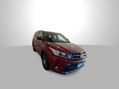 Used 2018 Toyota Highlander SE image 2
