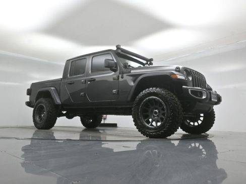 Used 2023 Jeep Gladiator Sport AWD/4WD image 3