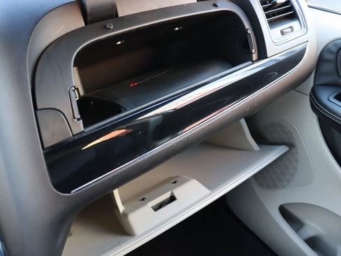 Used 2017 Dodge Grand Caravan SXT image 27