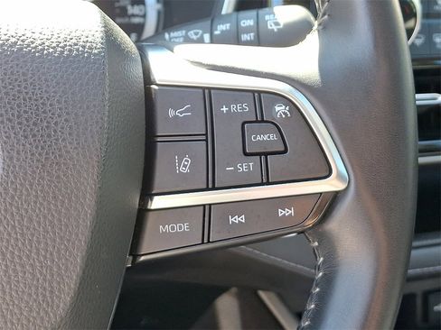 Used 2020 Toyota Highlander XLE image 24