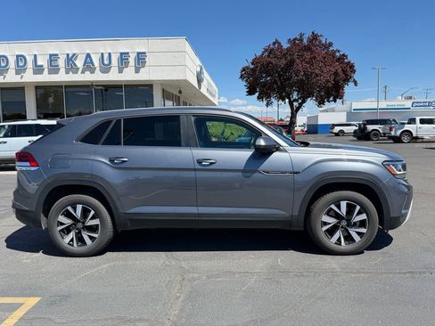 Used 2022 Volkswagen Atlas Cross Sport SE AWD/4WD image 2