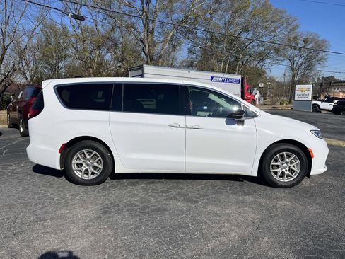 Used 2024 Chrysler Pacifica Touring-L image 2