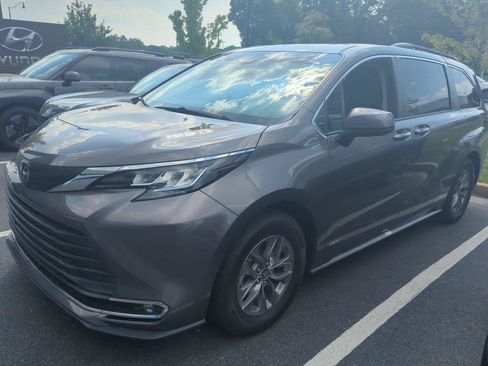 Used 2021 Toyota Sienna XLE FWD image 2