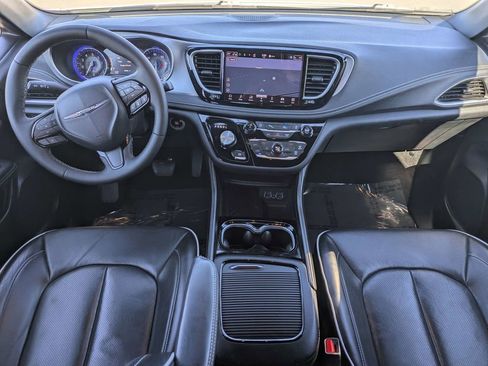 Used 2025 Chrysler Pacifica Limited FWD image 15