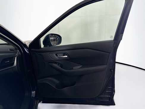 Used 2025 Nissan Rogue SV image 30