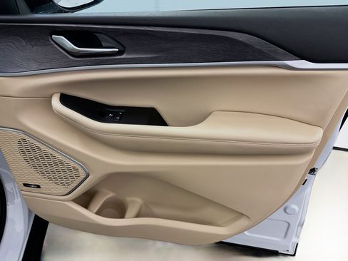 Used 2023 Jeep Grand Cherokee 4WD 4xe w/ Luxury Tech Group II image 35