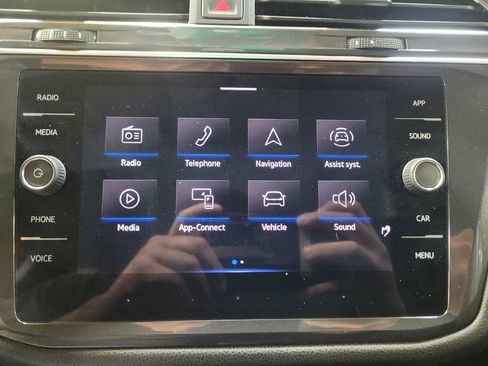 Used 2023 Volkswagen Tiguan SE w/ Panoramic Sunroof Package FWD image 25