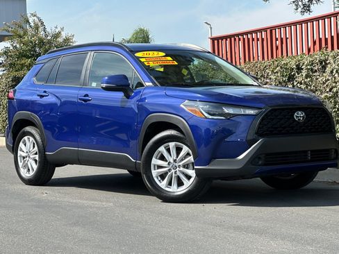 Used 2022 Toyota Corolla Cross LE image 2