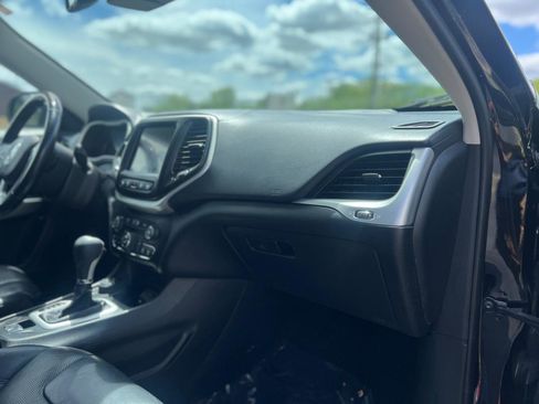 Used 2018 Jeep Cherokee Overland w/ Technology Group AWD/4WD image 45