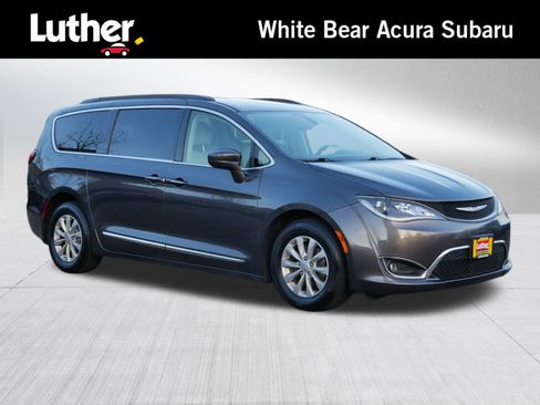 Used 2017 Chrysler Pacifica Touring-L image 1