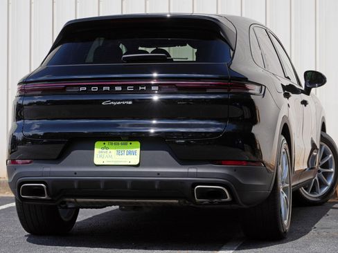 Used 2024 Porsche Cayenne AWD/4WD image 5