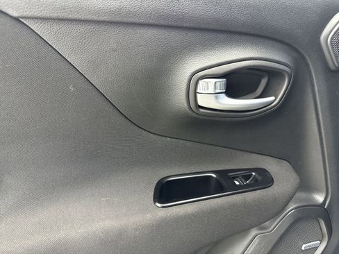 Used 2020 Jeep Renegade Latitude w/ UConnect 8.4 Nav Group FWD image 31