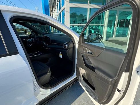 New 2026 Chevrolet Equinox LT w/ LPO, Floor Liner Package image 13