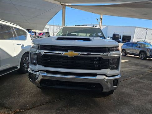 Used 2025 Chevrolet Silverado 3500 LT image 2